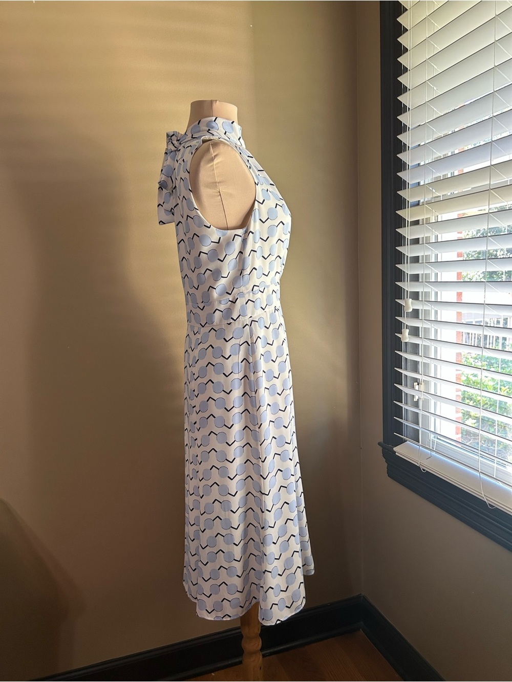 Donna Morgan Light Blue and White Sleeveless Mock-Neck Midi Dress - Picture 4 of 6